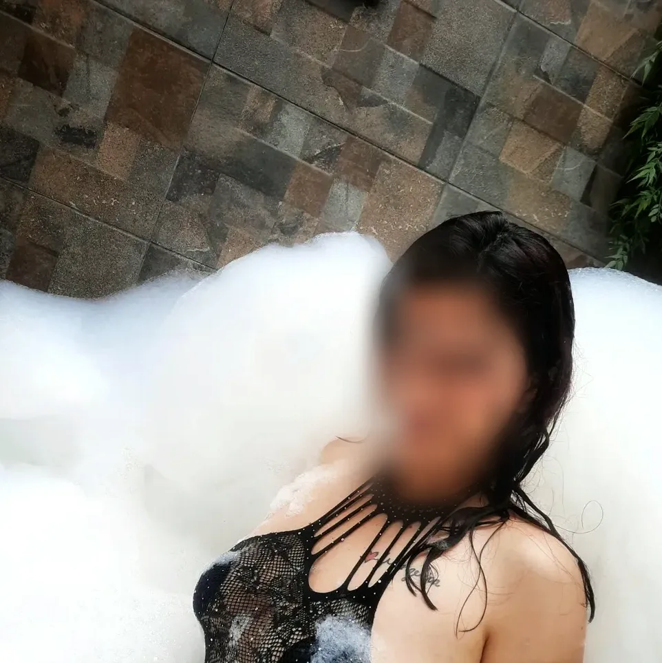 Sandra, 26